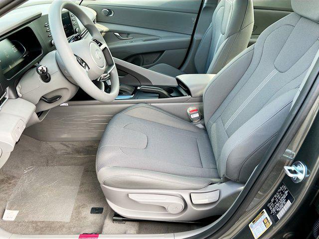 2025 Hyundai Elantra SE photo 3