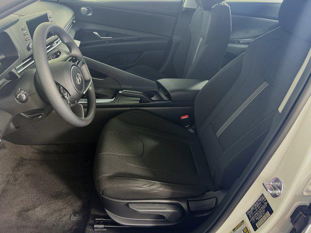 2025 Hyundai Elantra SE photo 3