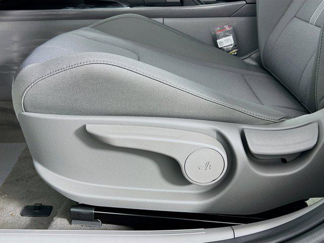 2025 Hyundai Elantra SE photo 4