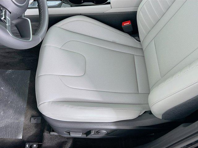 2025 Hyundai Elantra Hybrid Limited photo 4
