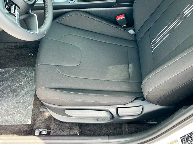 2025 Hyundai Elantra SEL Convenience photo 4