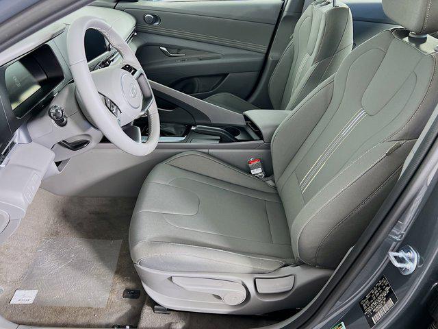 2025 Hyundai Elantra SEL Sport photo 3