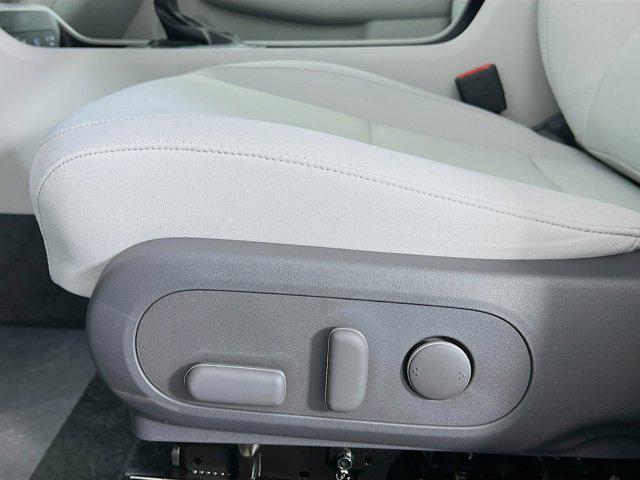 2025 Hyundai Kona SEL photo 4