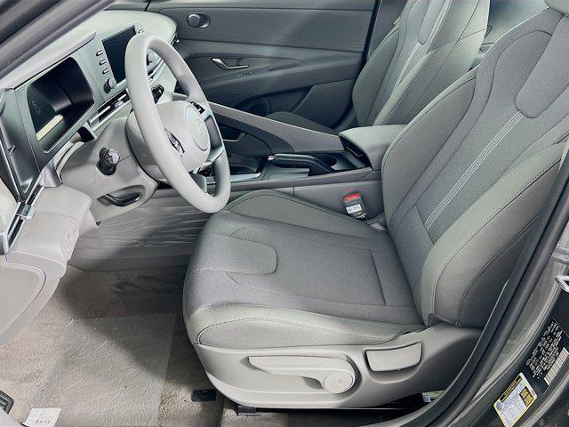 2025 Hyundai Elantra SE photo 3
