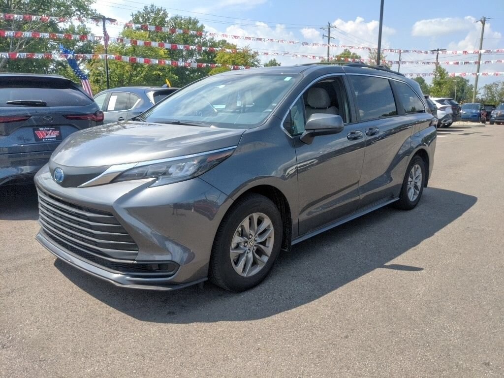 Used 2025 Toyota Sienna LE LE FWD 8-Passenger