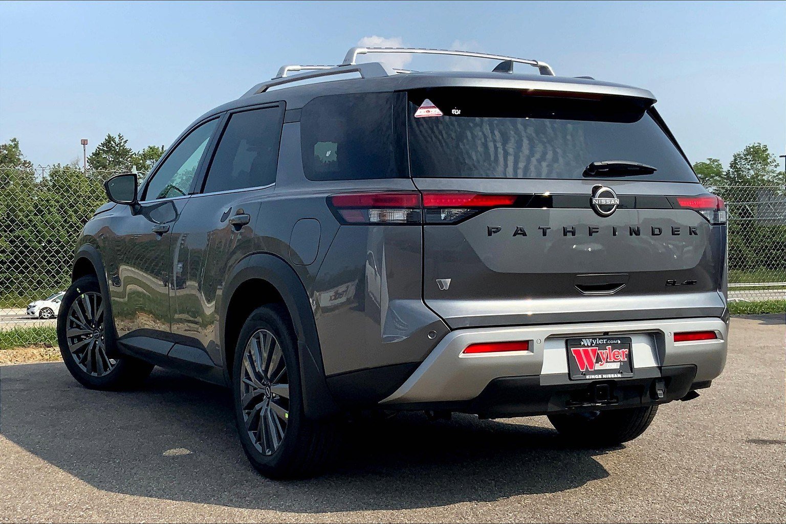 2025 Nissan Pathfinder SL photo 3