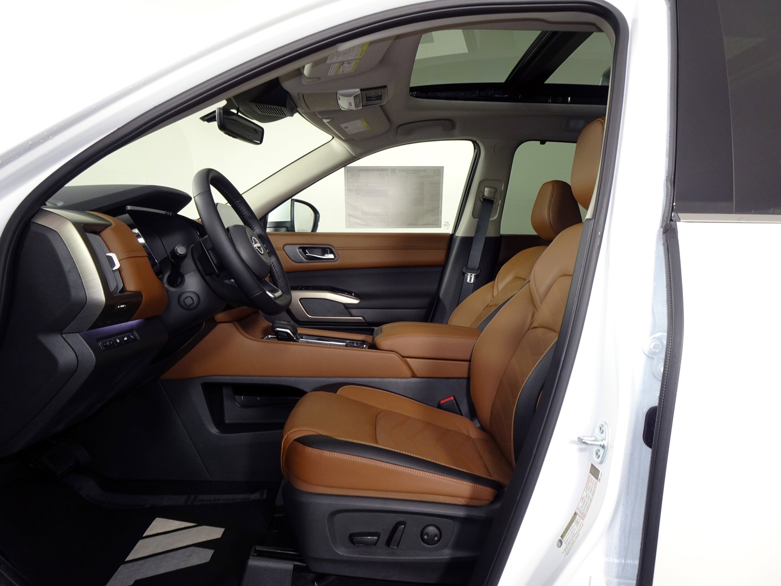 2025 Nissan Pathfinder Platinum photo 4