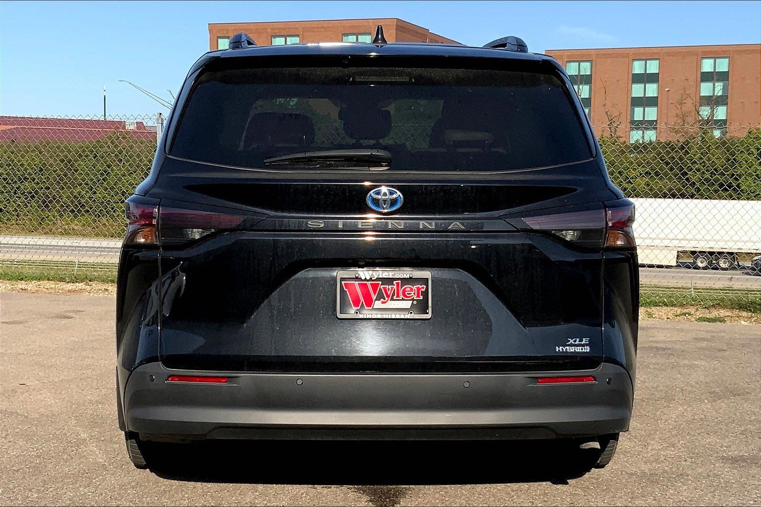 2023 Toyota Sienna XLE photo 3