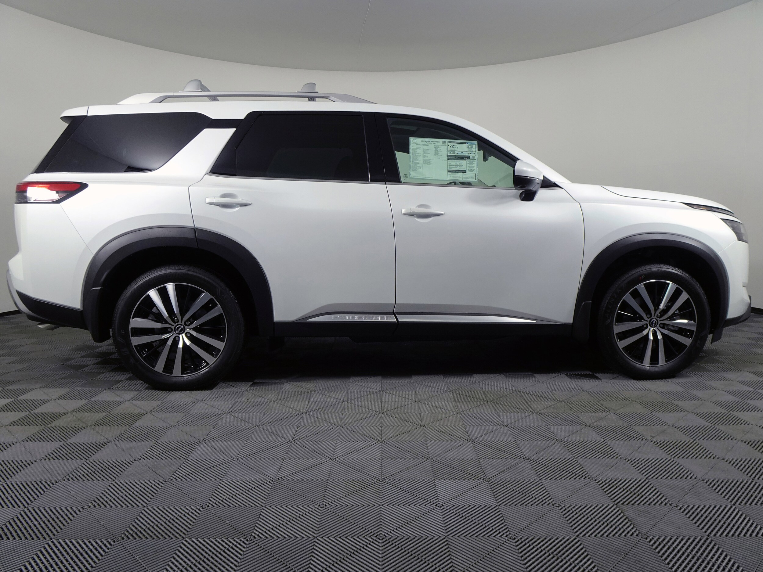 2025 Nissan Pathfinder Platinum photo 2