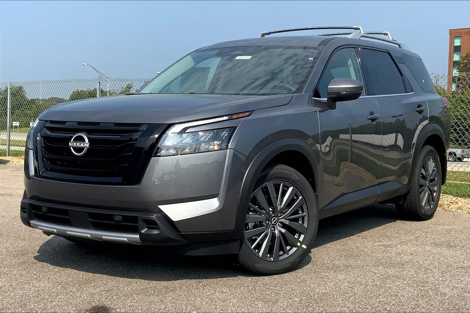 2025 Nissan Pathfinder SL photo 2