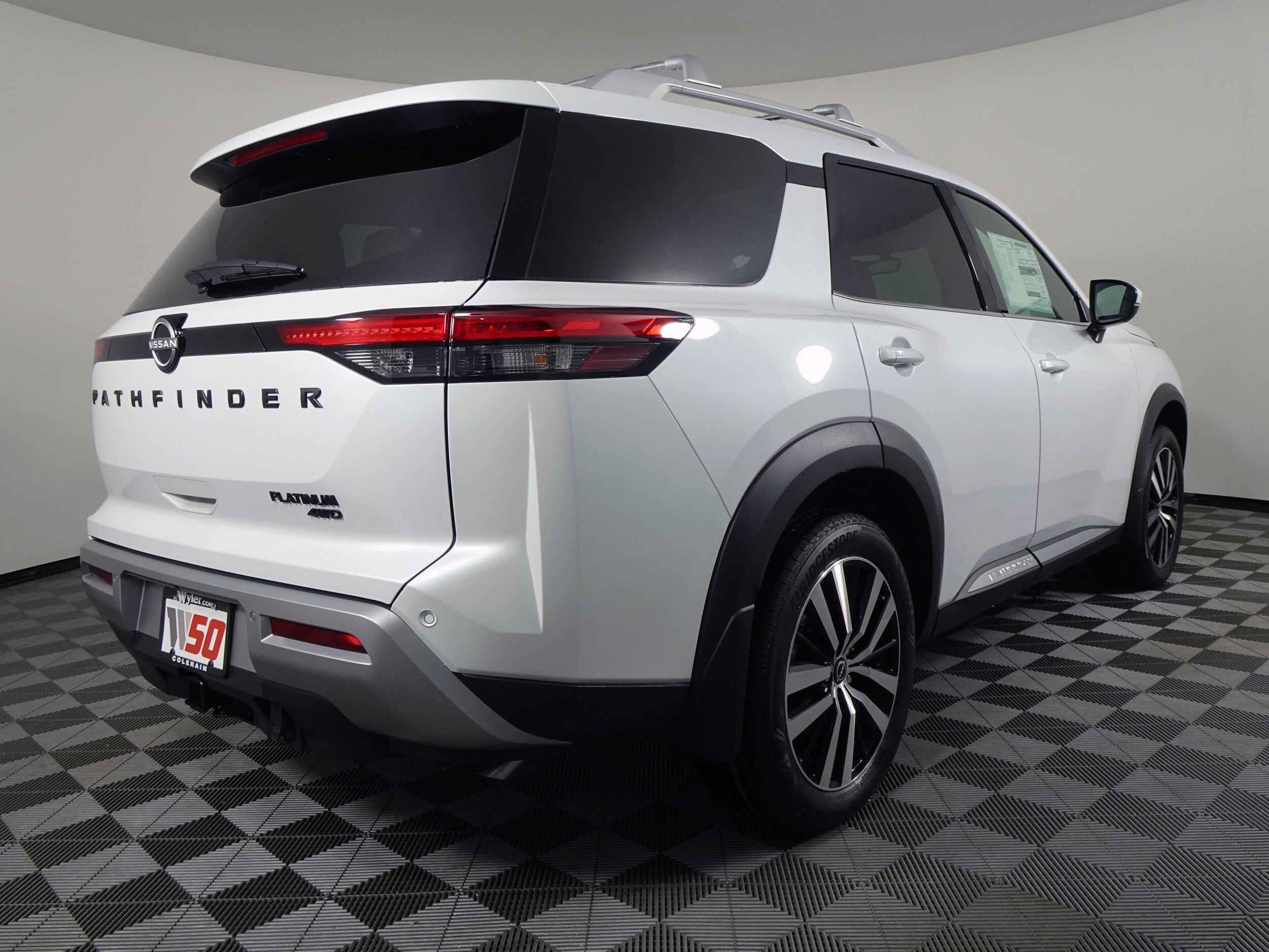 2025 Nissan Pathfinder Platinum photo 3