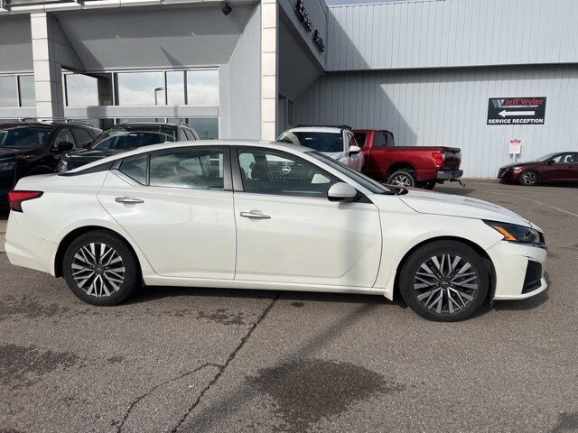 2023 Nissan Altima 2.5 SV photo 3