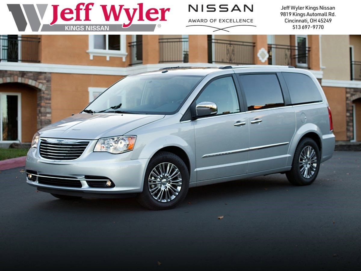 2011 Chrysler Town & Country Touring's photo