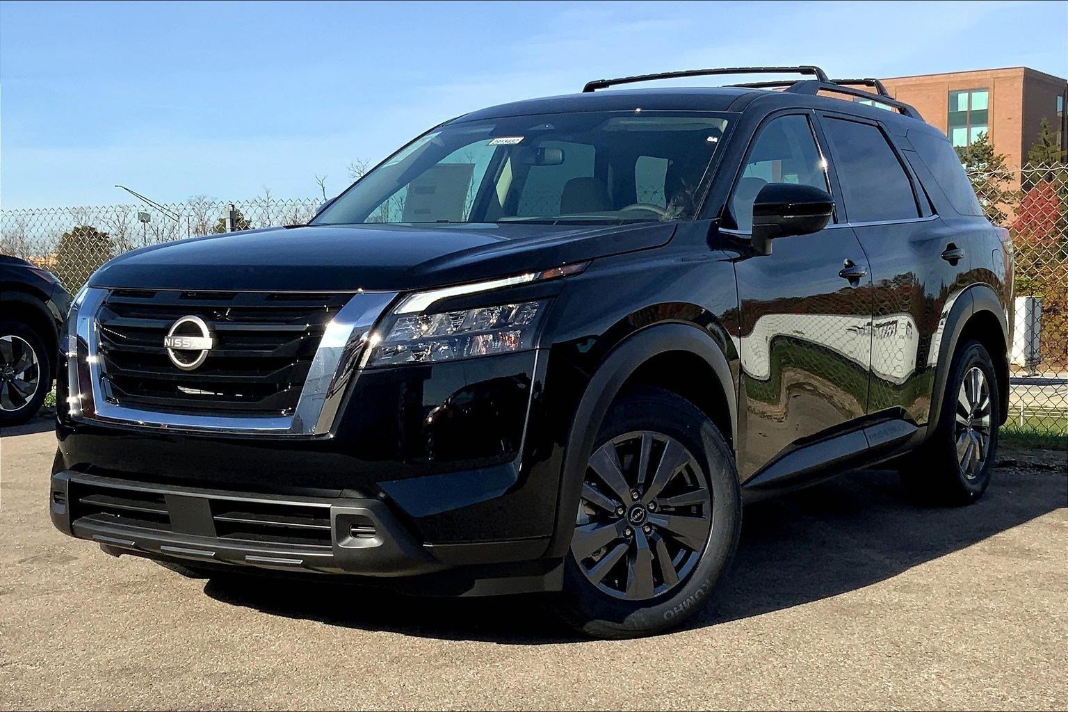 2025 Nissan Pathfinder SV photo 2