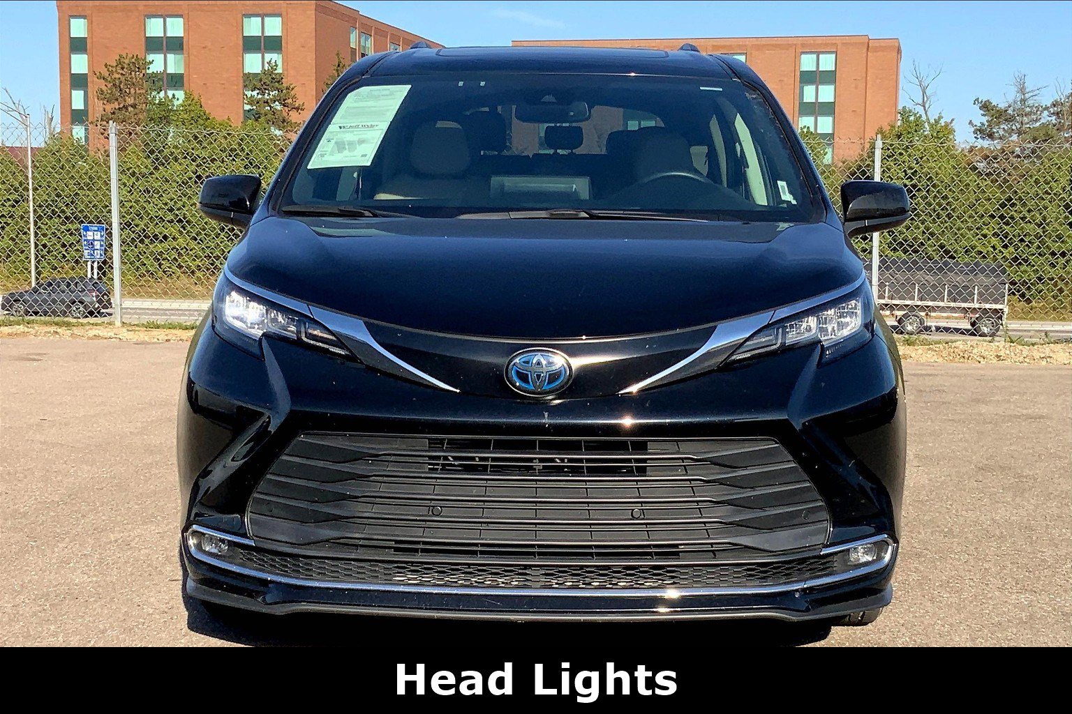 2023 Toyota Sienna XLE photo 2