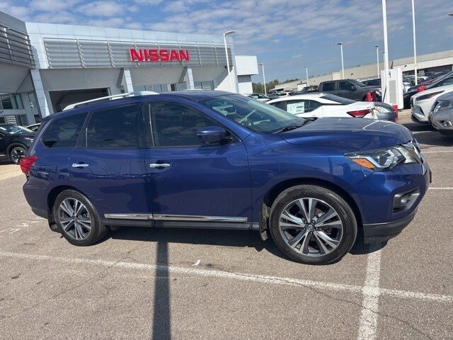 2019 Nissan Pathfinder Platinum 4x4 photo 2