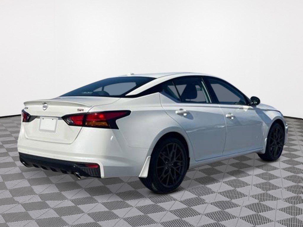 2025 Nissan Altima SR photo 3
