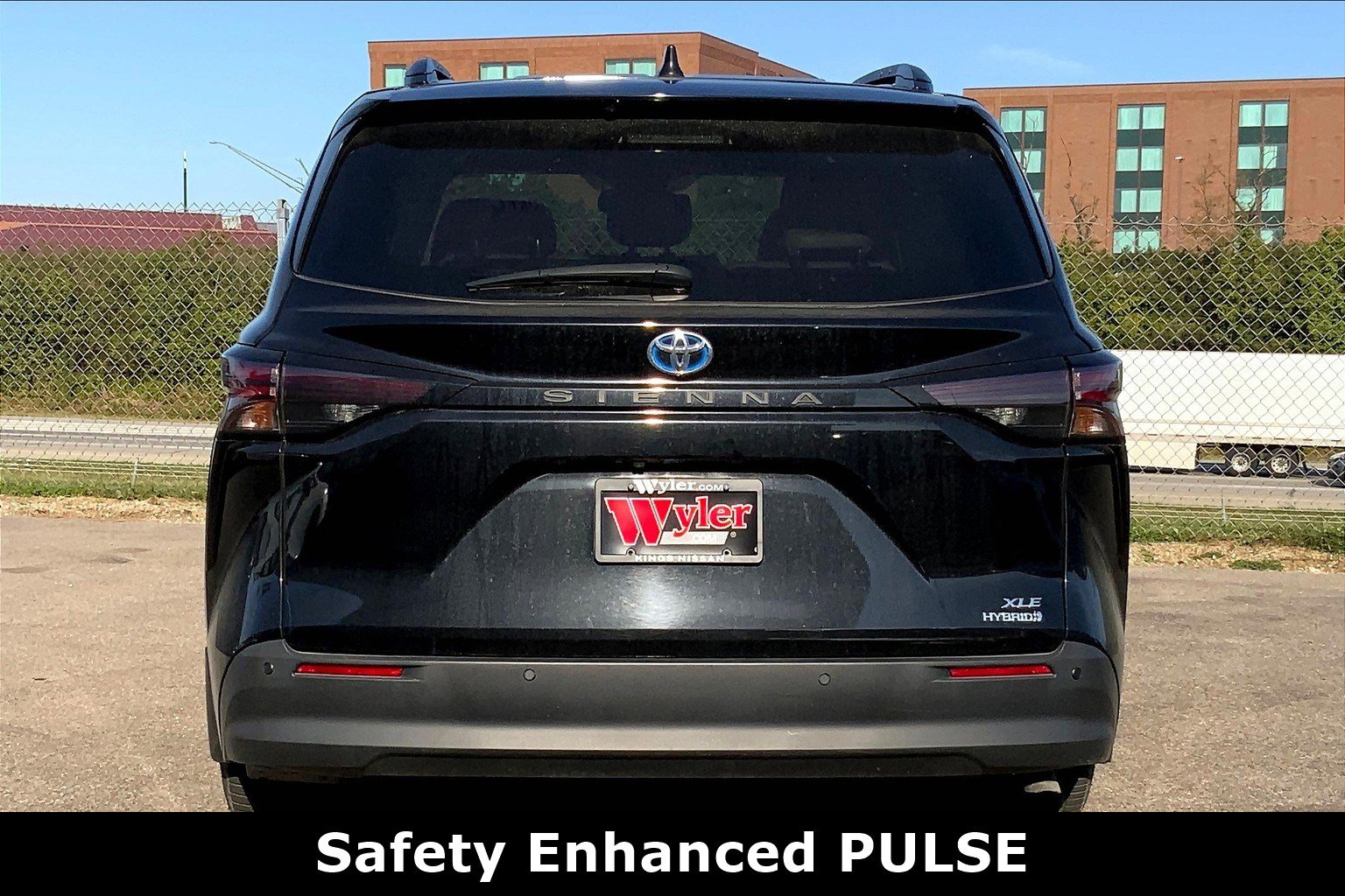 2023 Toyota Sienna XLE photo 3