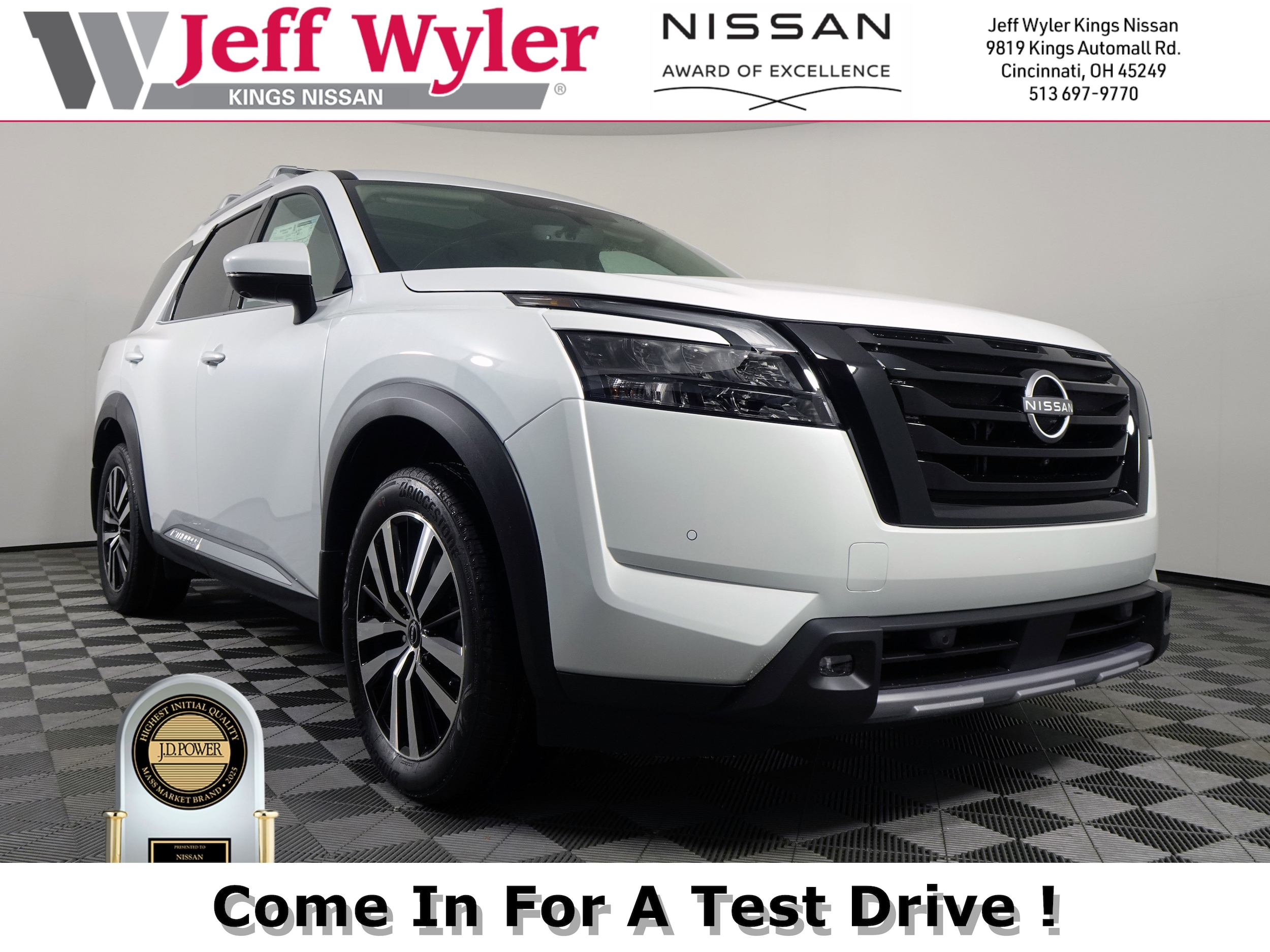 2025 Nissan Pathfinder Platinum's photo