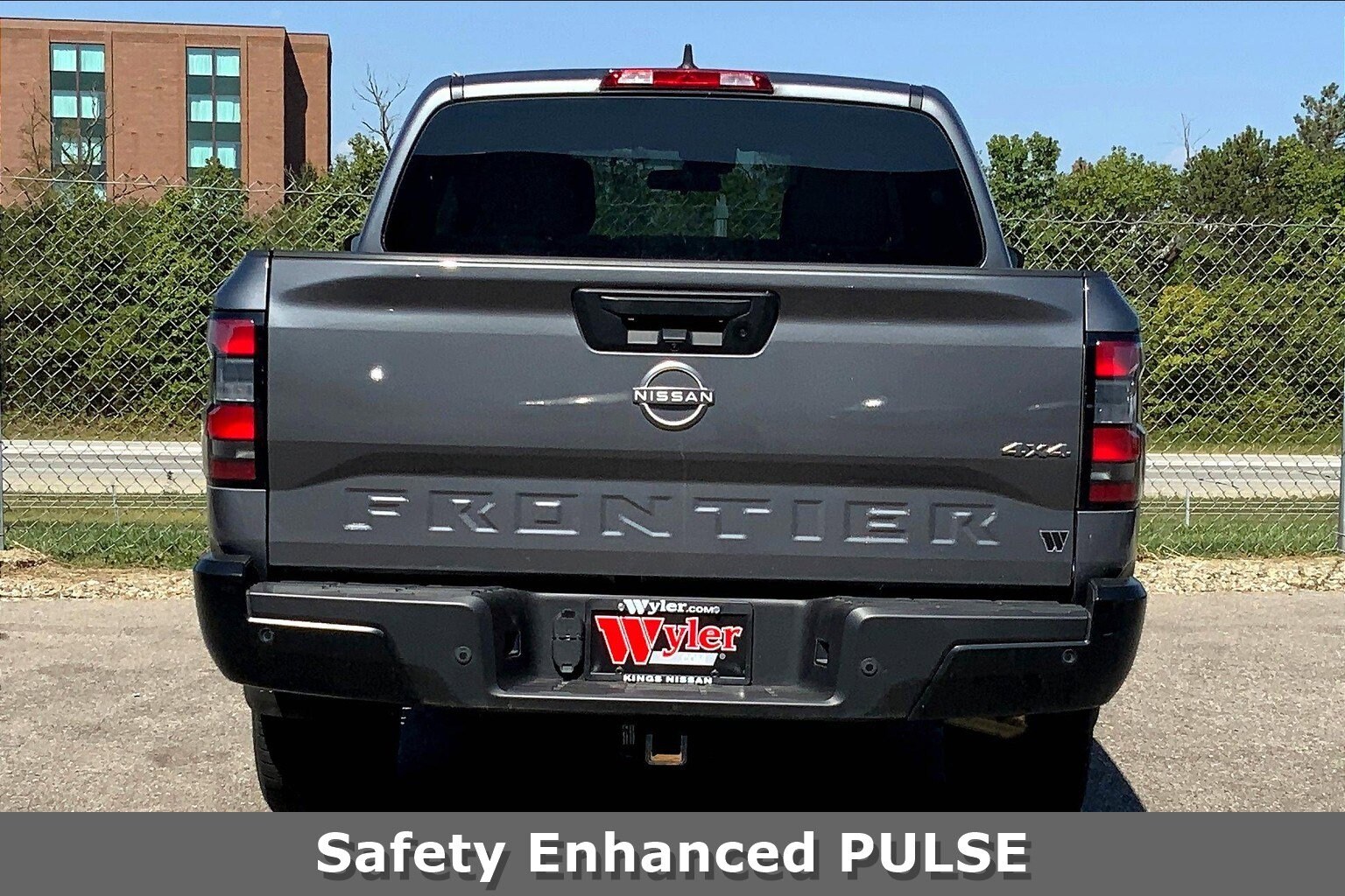 2022 Nissan Frontier S photo 2