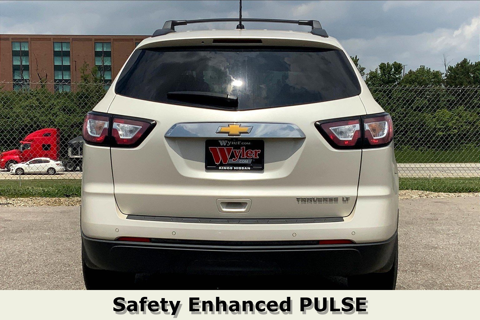2015 Chevrolet Traverse 2LT photo 3