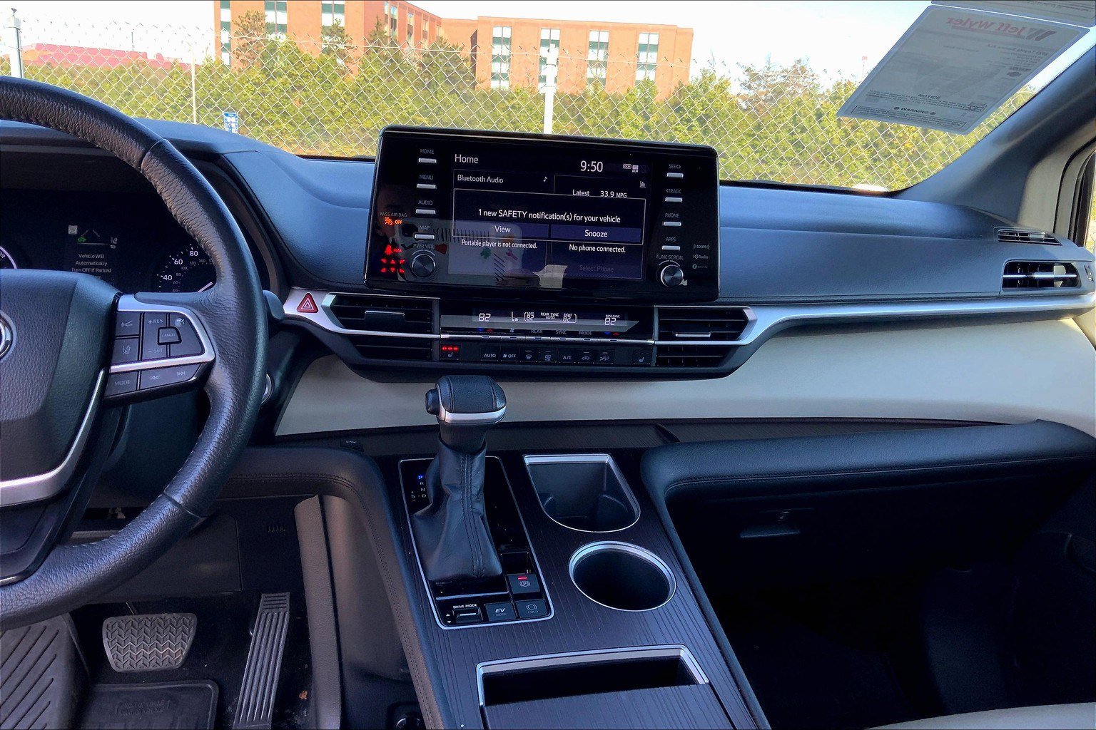 2023 Toyota Sienna XLE photo 3