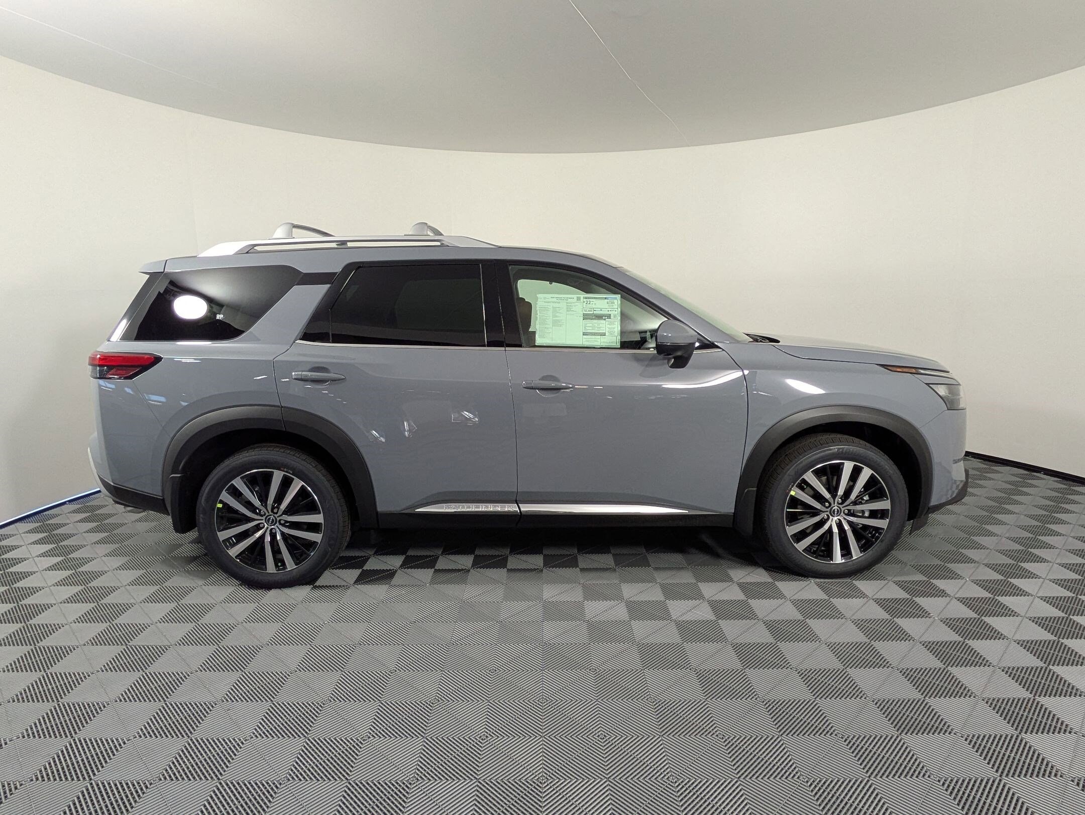 2025 Nissan Pathfinder Platinum photo 2