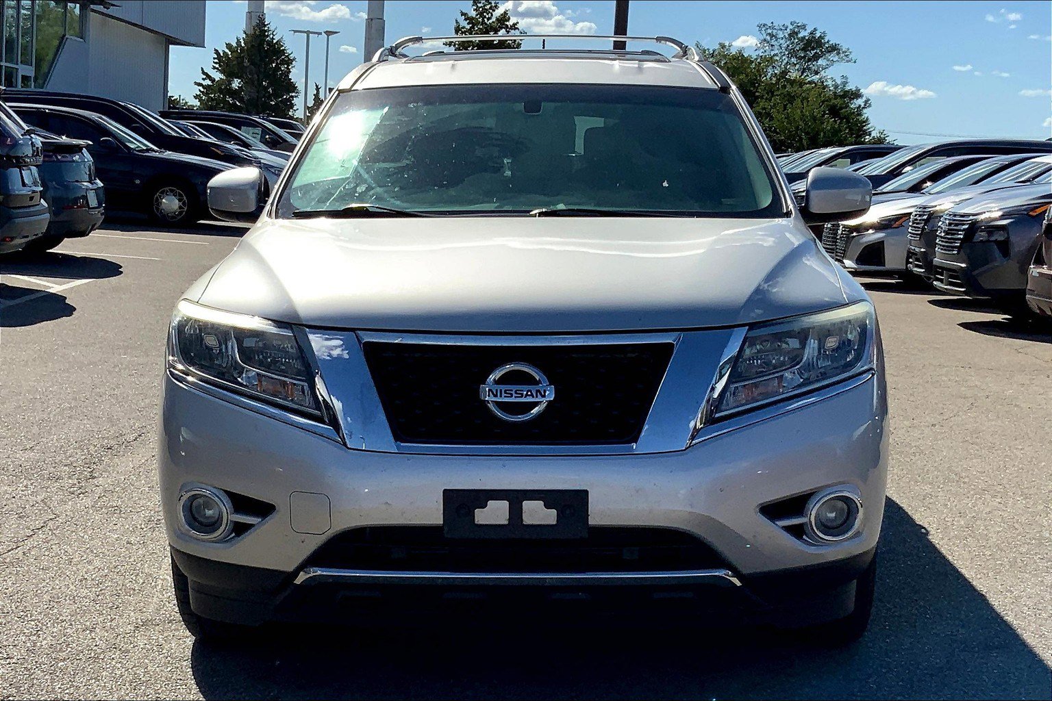 2016 Nissan Pathfinder SL photo 2