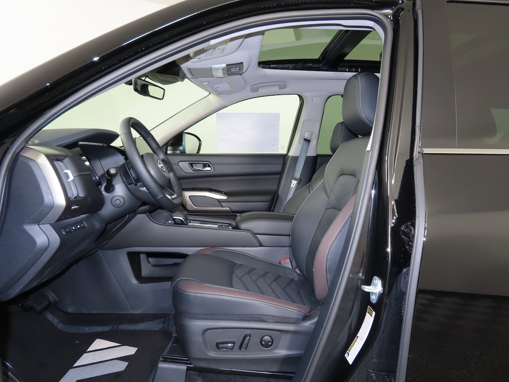 New 2025 Nissan Pathfinder Platinum Sport Utility