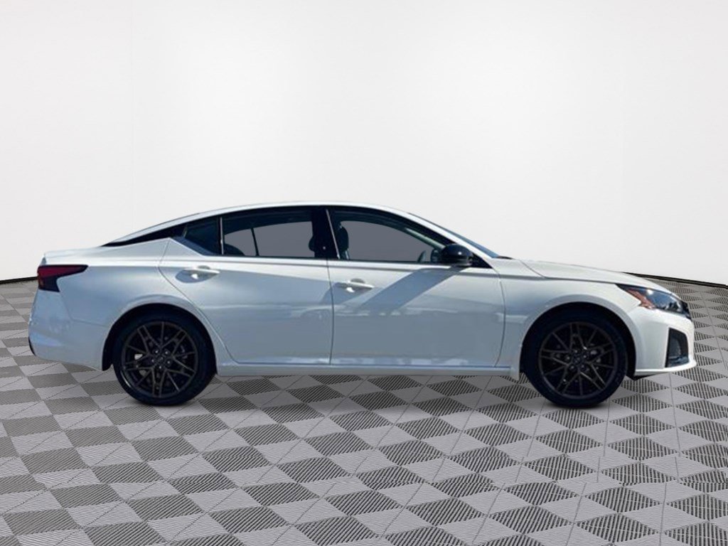 2025 Nissan Altima SR photo 2