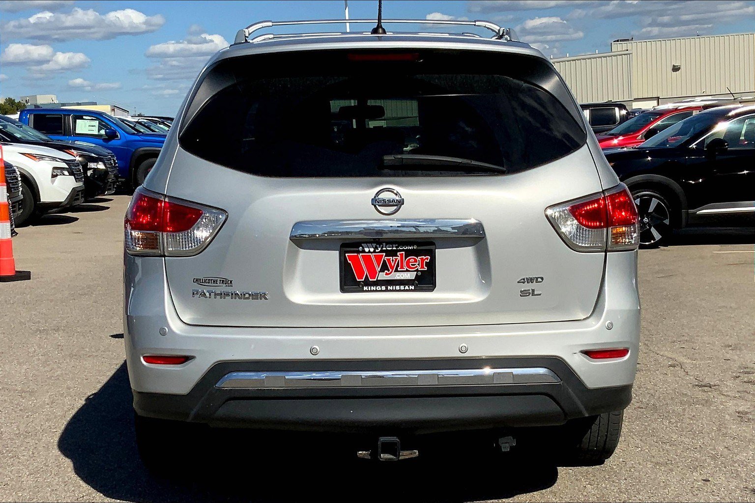 2016 Nissan Pathfinder SL photo 3