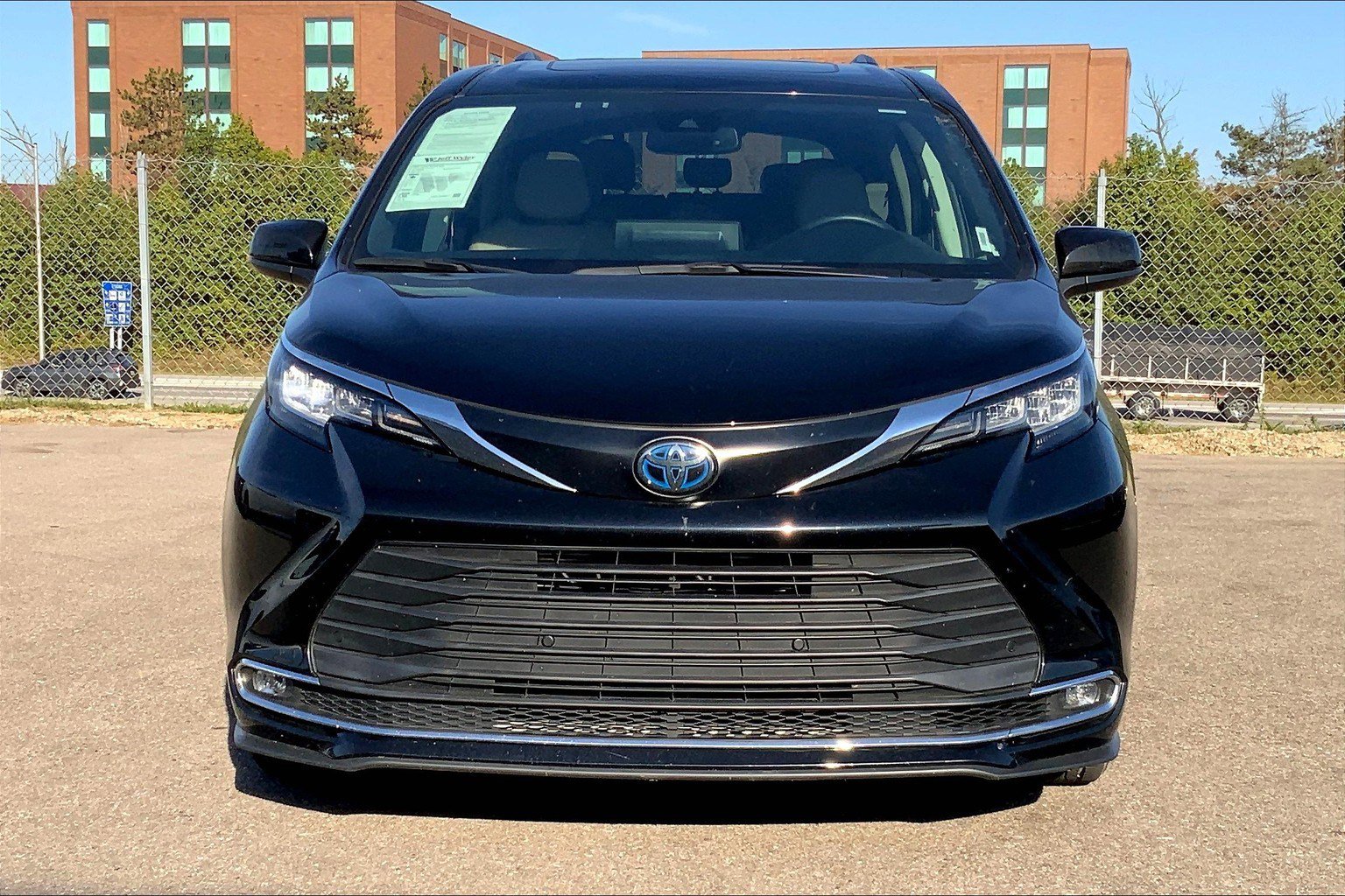 2023 Toyota Sienna XLE photo 2
