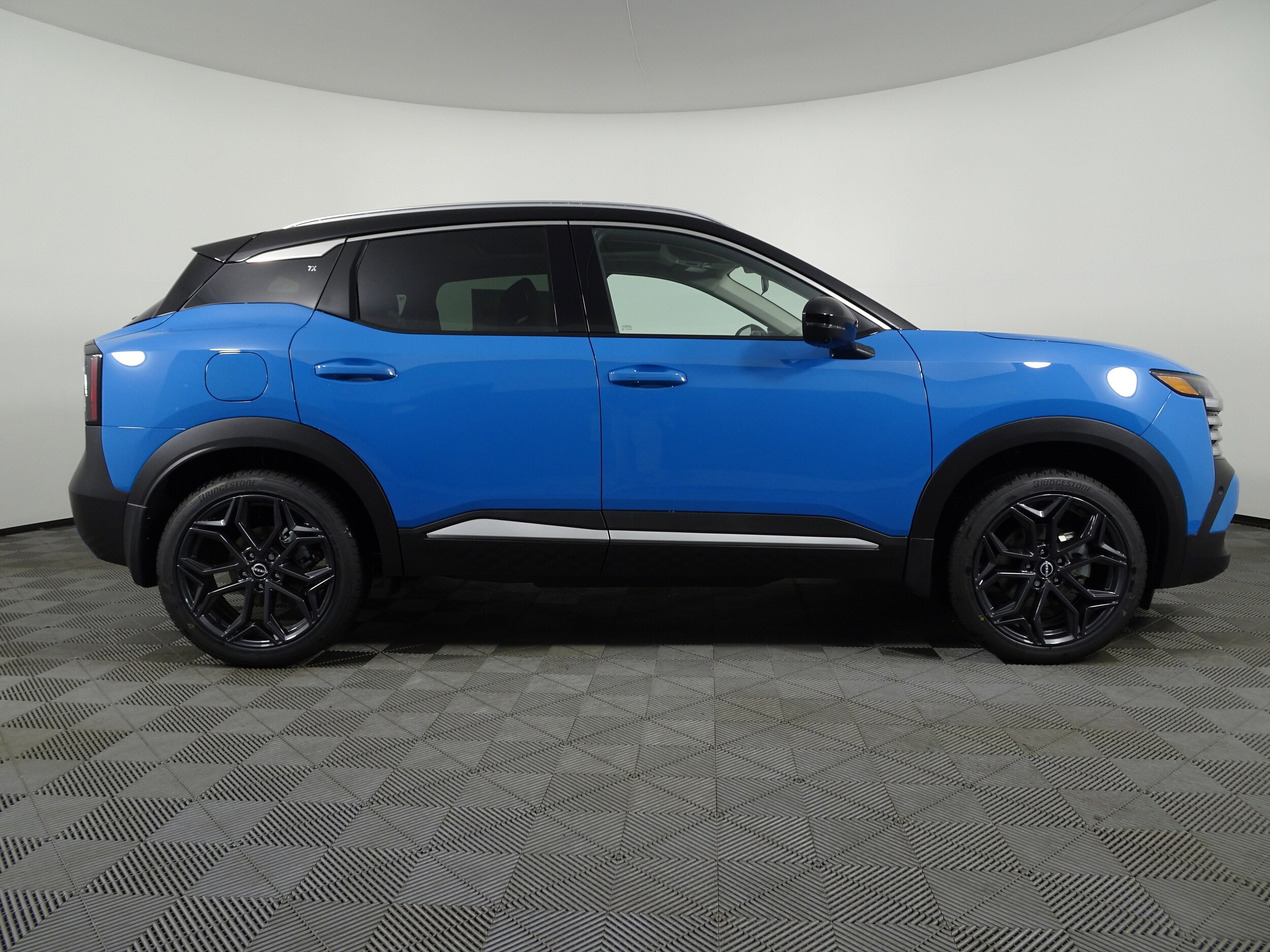 2025 Nissan Kicks SR photo 2