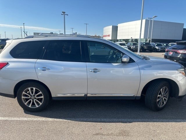 2016 Nissan Pathfinder SL photo 2