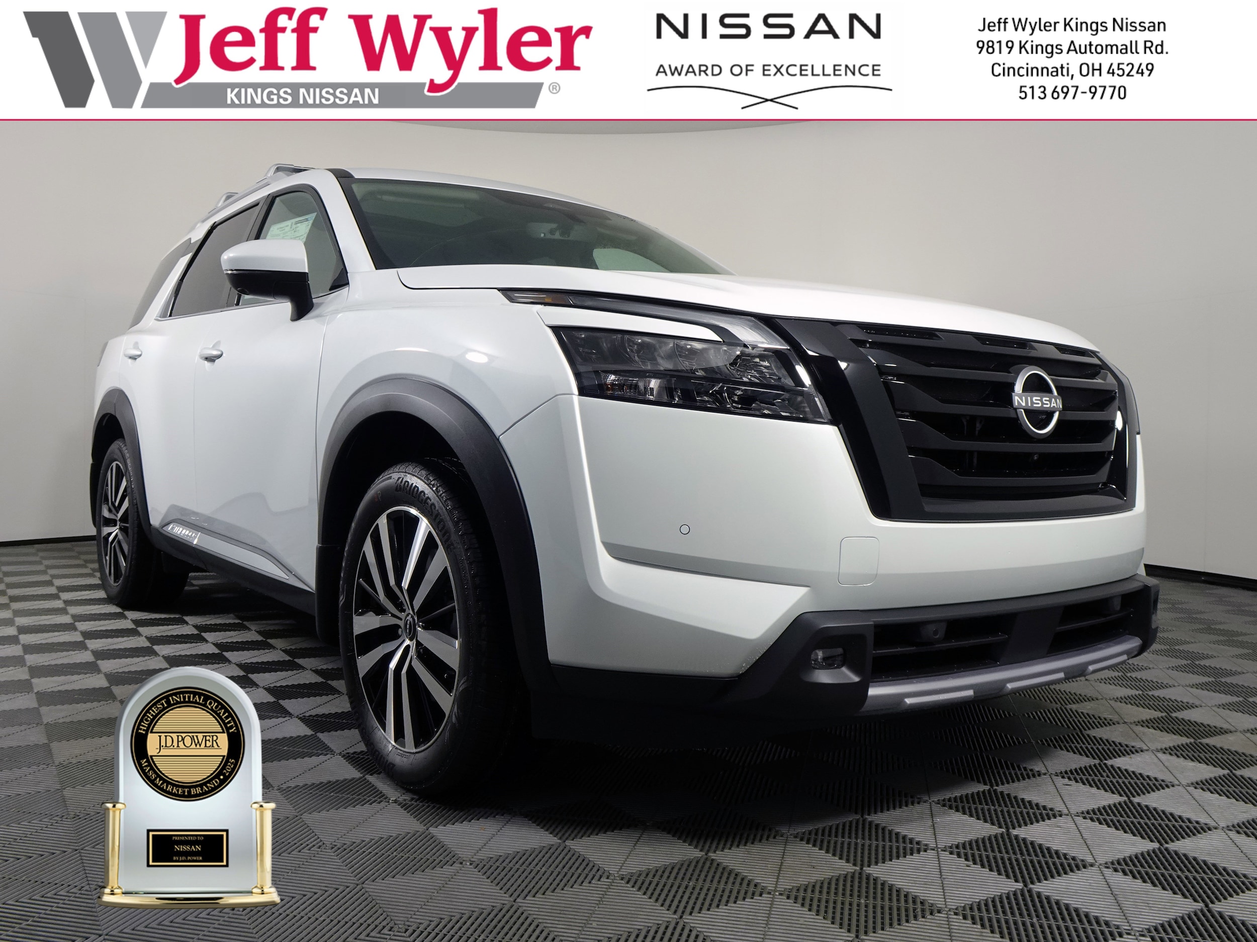 2025 Nissan Pathfinder Platinum's photo