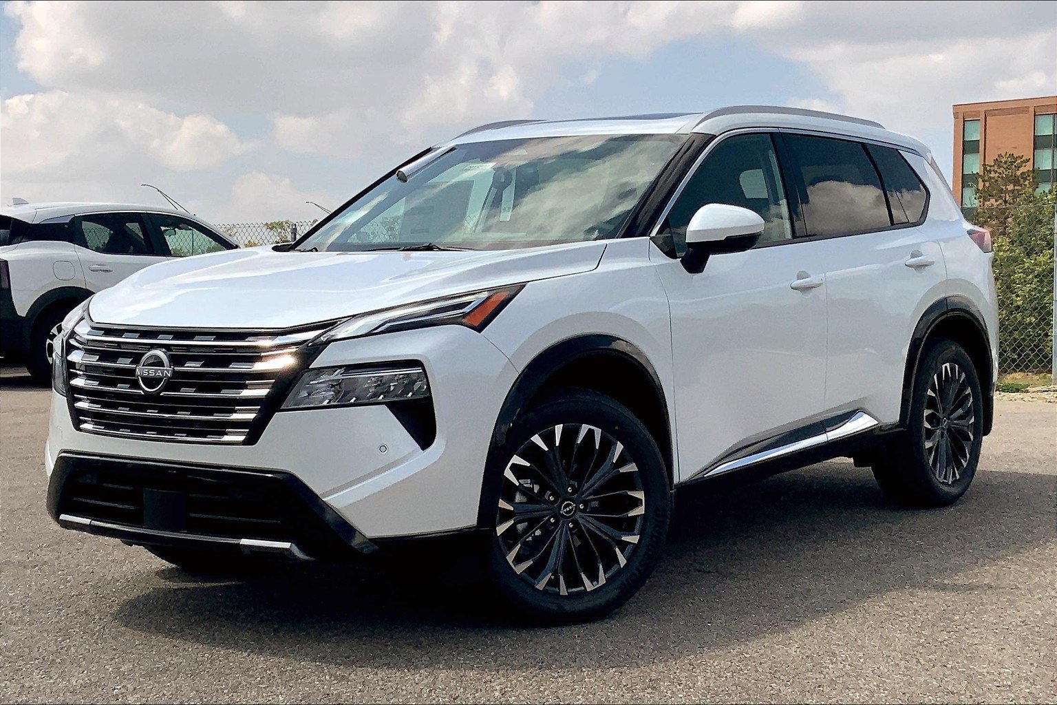 2026 Nissan Rogue Platinum photo 2