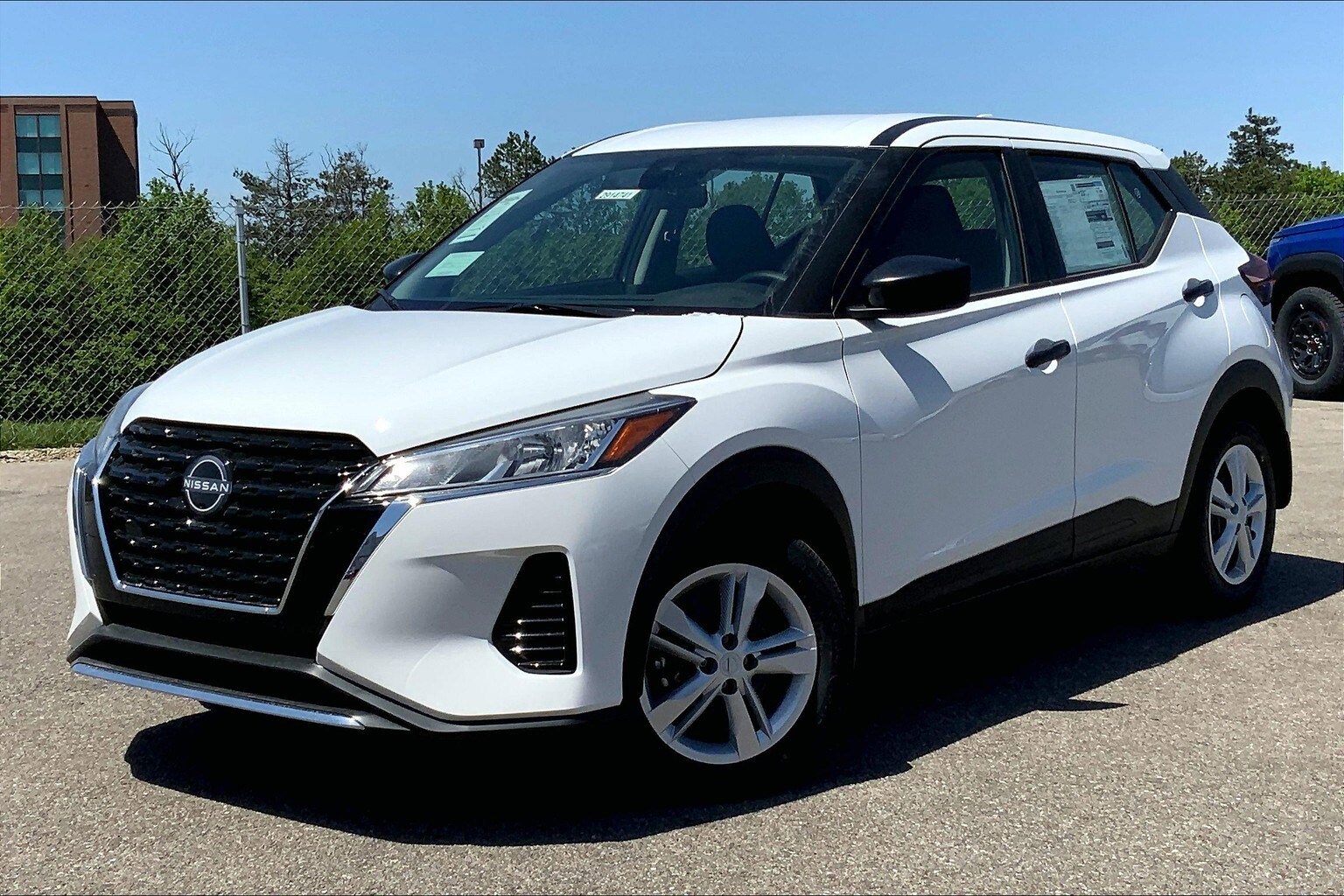2025 Nissan Kicks Play S photo 2