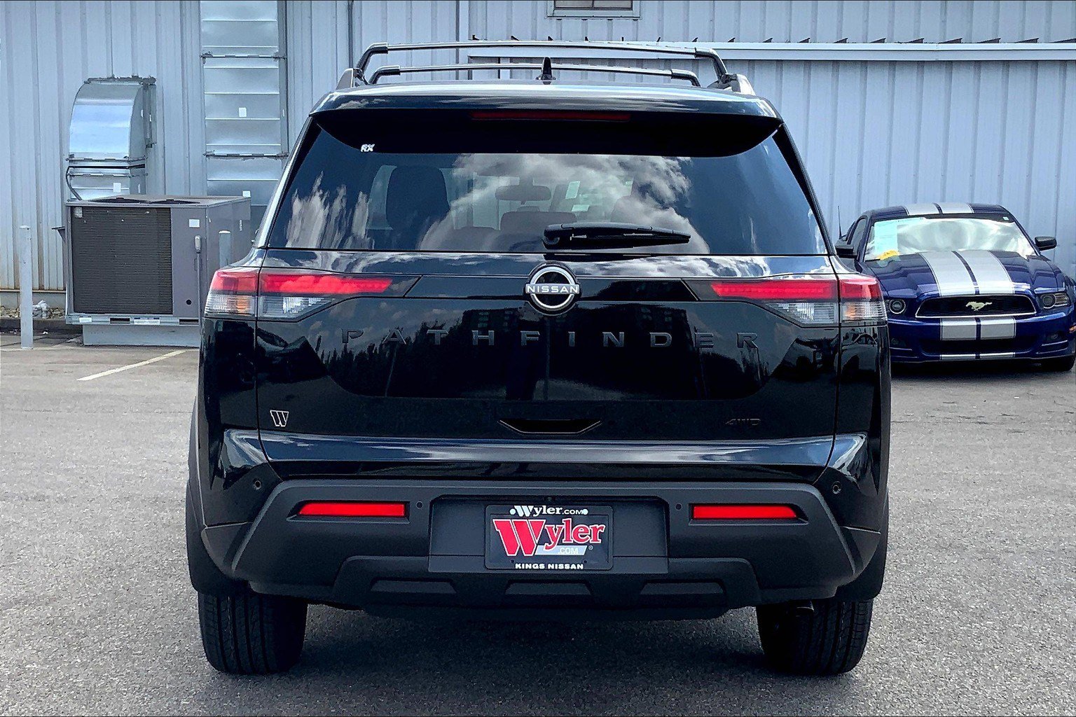 2025 Nissan Pathfinder SV photo 4