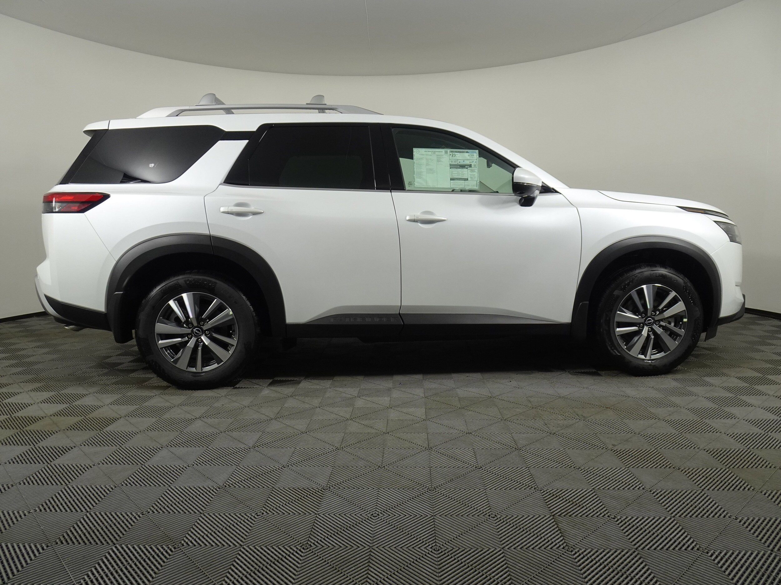 2025 Nissan Pathfinder SL photo 2