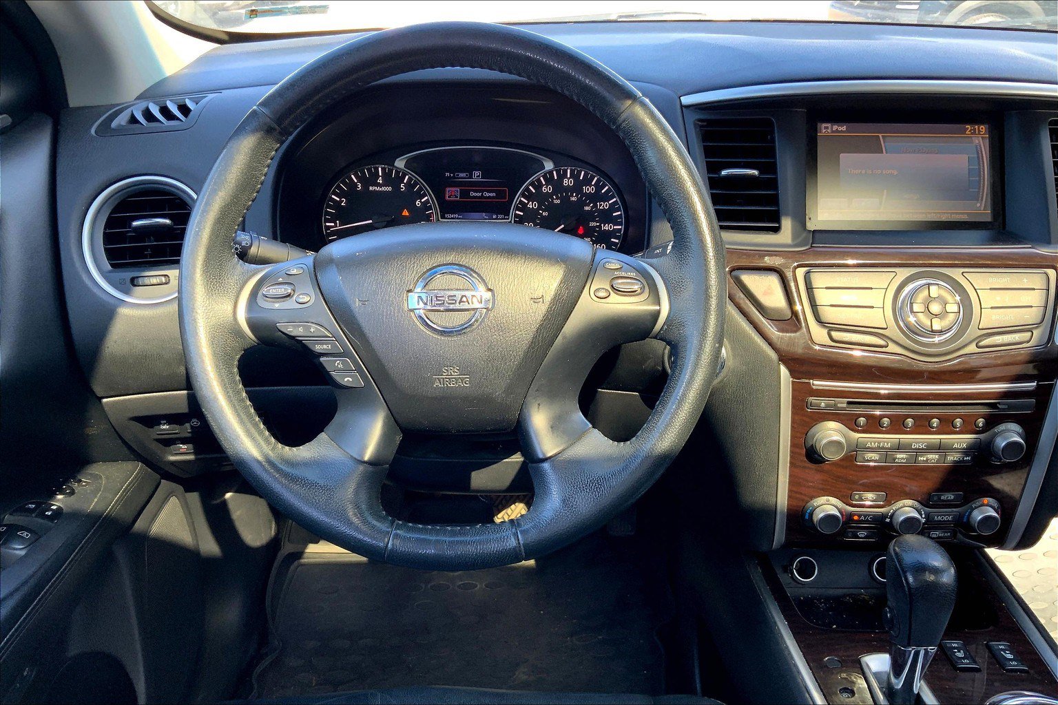 2016 Nissan Pathfinder SL photo 4