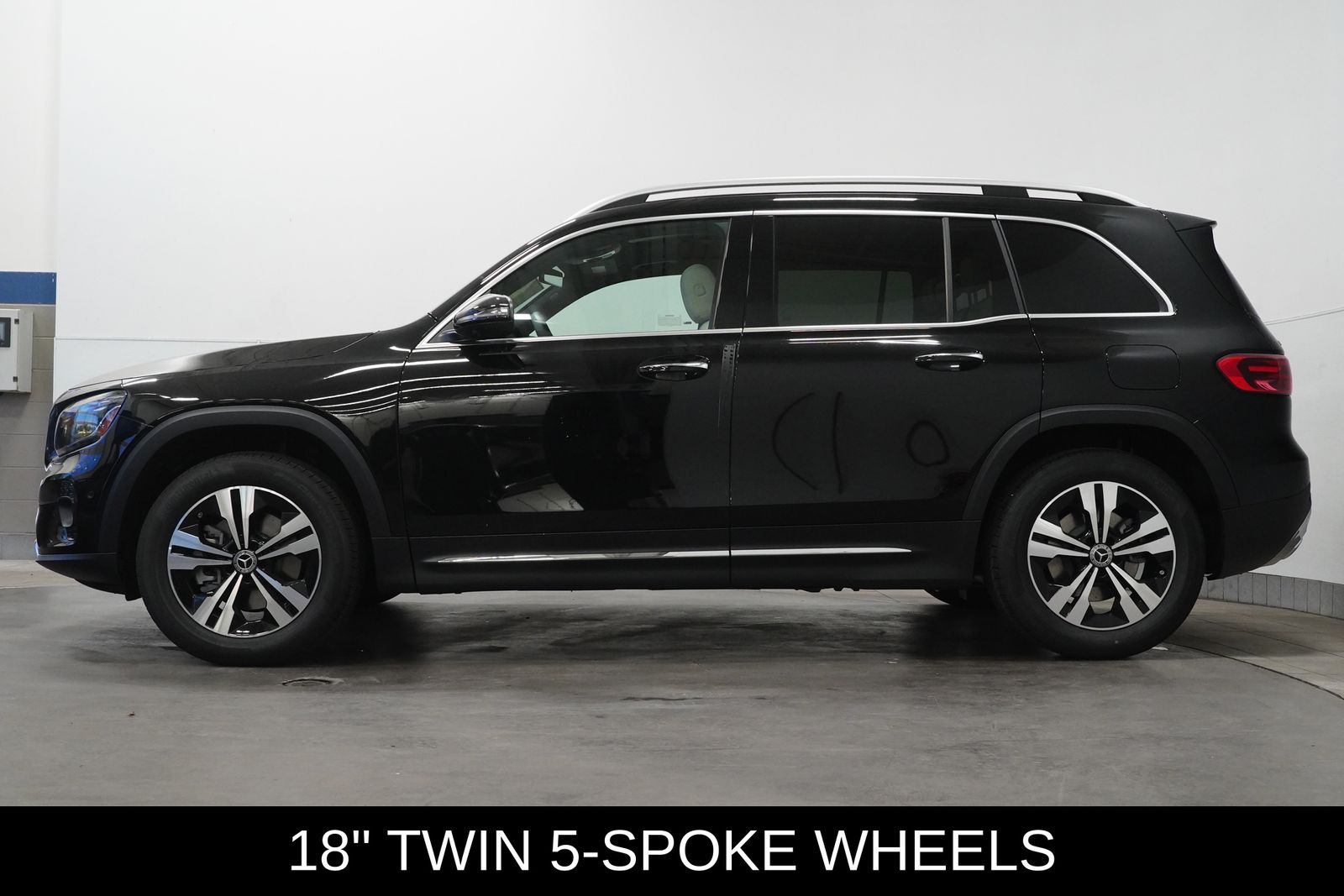 2026 Mercedes Benz GLB 250 4MATIC photo 4