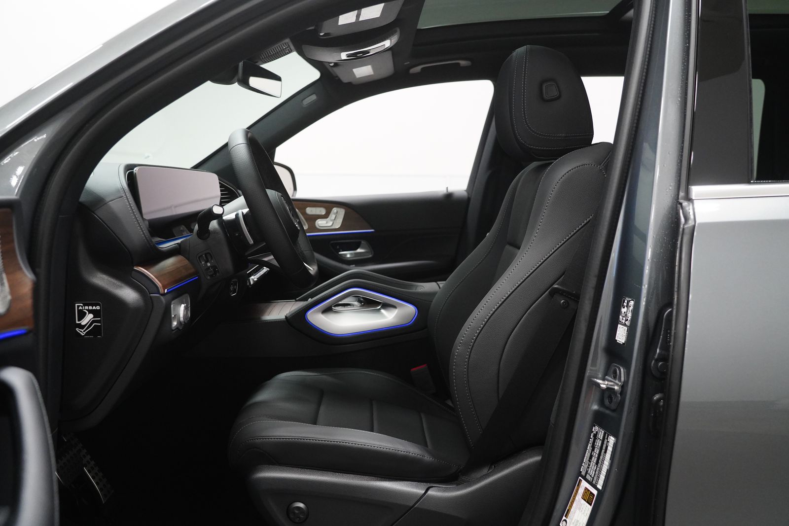 2025 Mercedes Benz GLS 450 4MATIC photo 2
