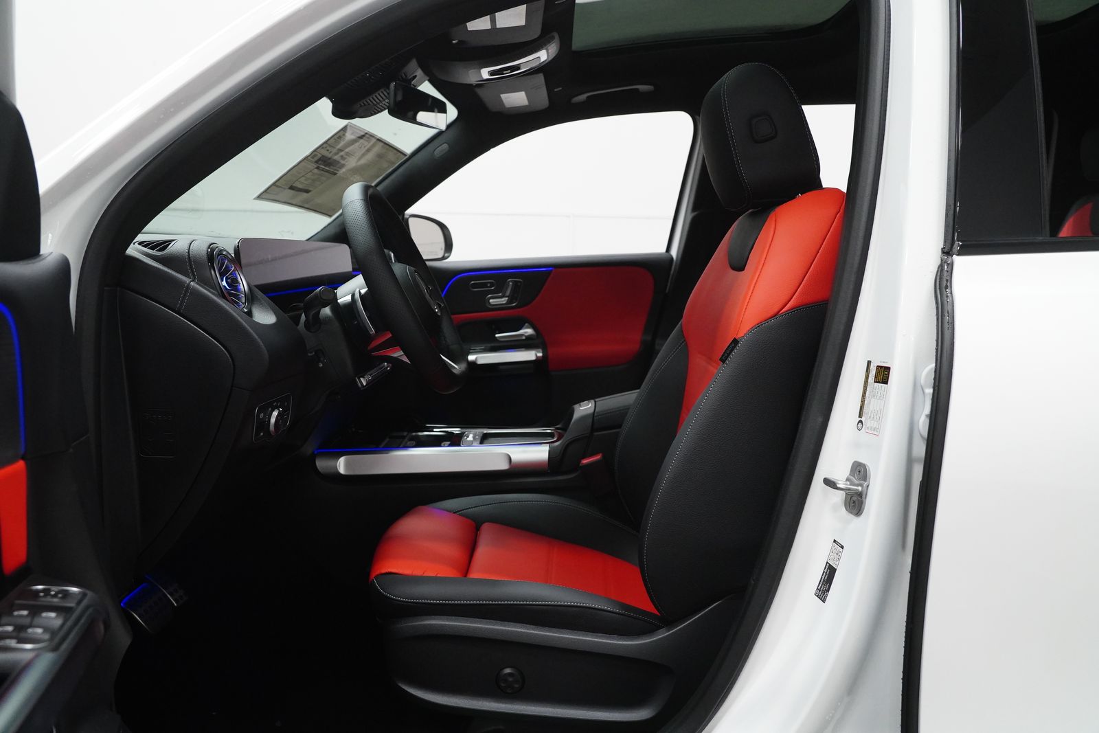 2026 Mercedes Benz GLB 250 4MATIC photo 2