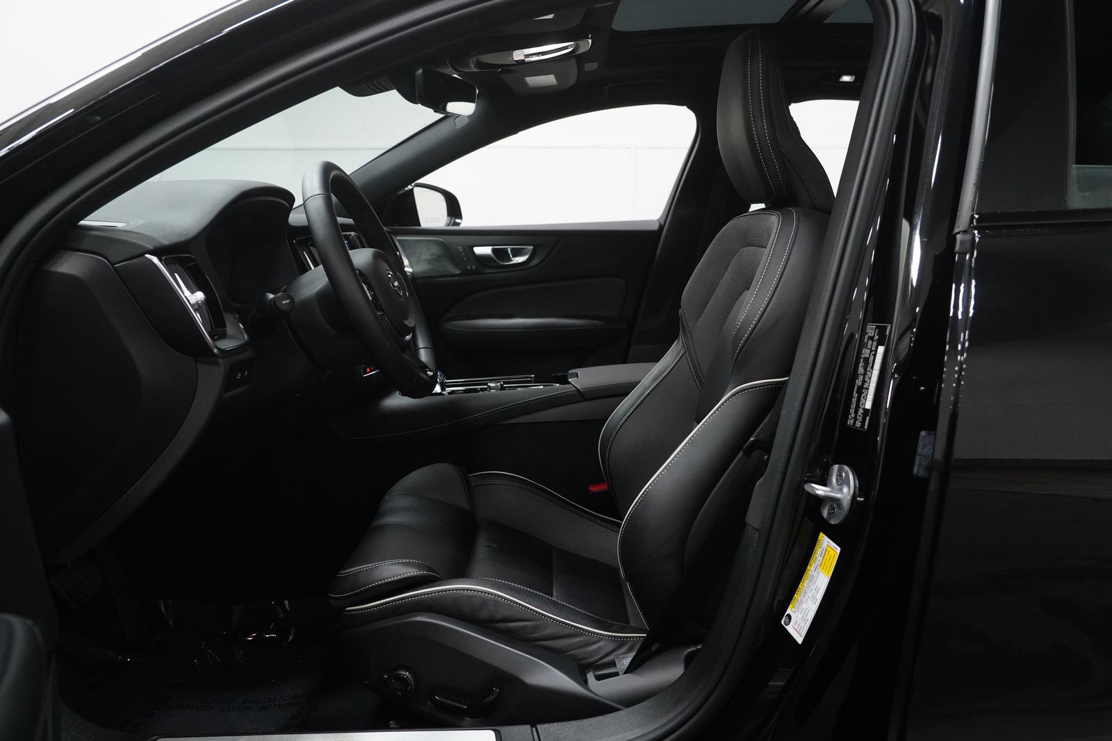 2024 Volvo S60 T8 Plus Black Edition photo 2