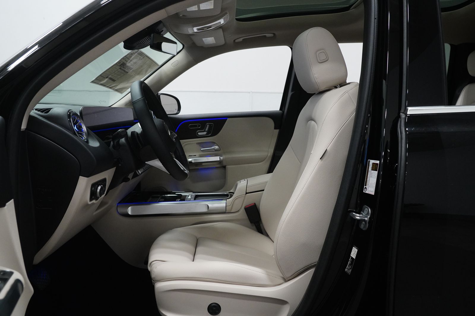 2026 Mercedes Benz GLB 250 4MATIC photo 2