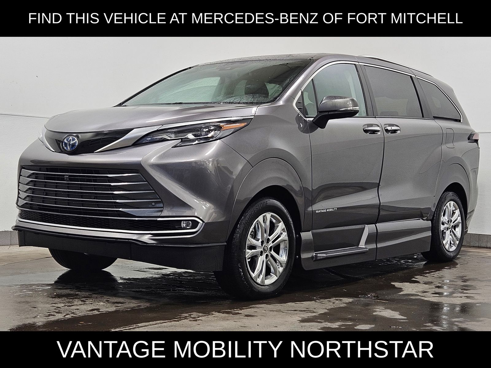 2024 Toyota Sienna Platinum's photo