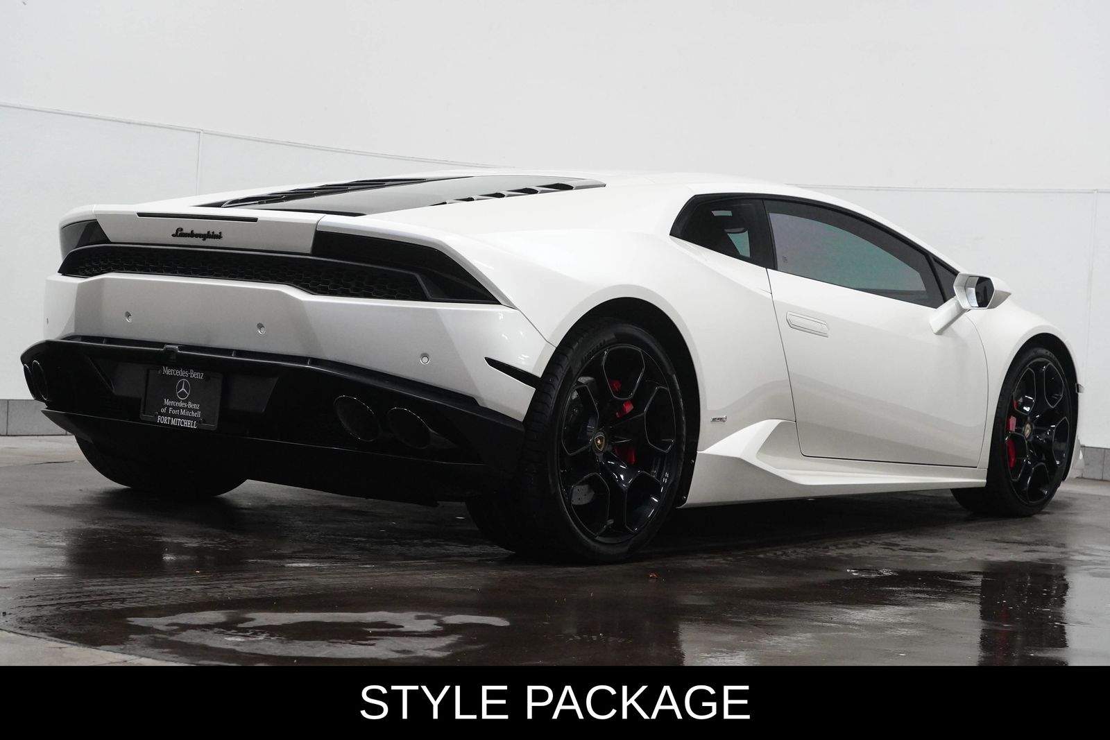 2016 Lamborghini Huracan Coupe photo 3