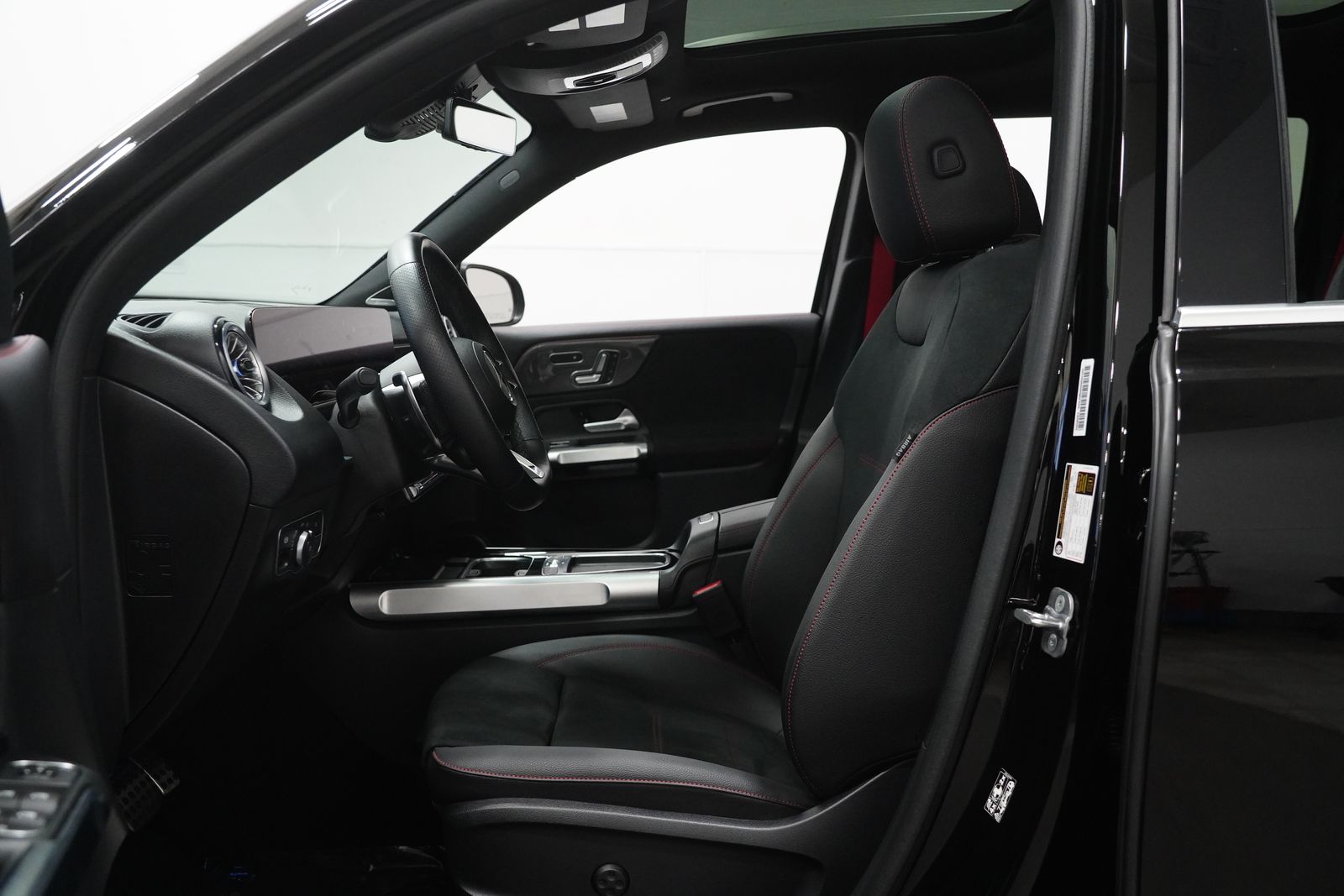 2025 Mercedes Benz GLB AMG 35 4MATIC photo 2