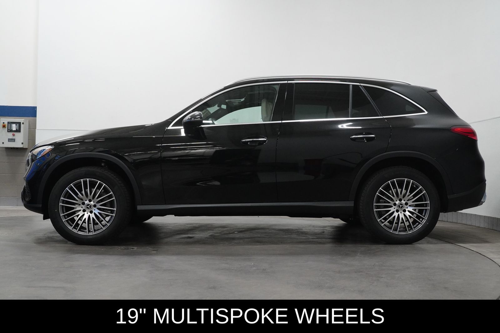 2026 Mercedes Benz GLC 300 4MATIC photo 3