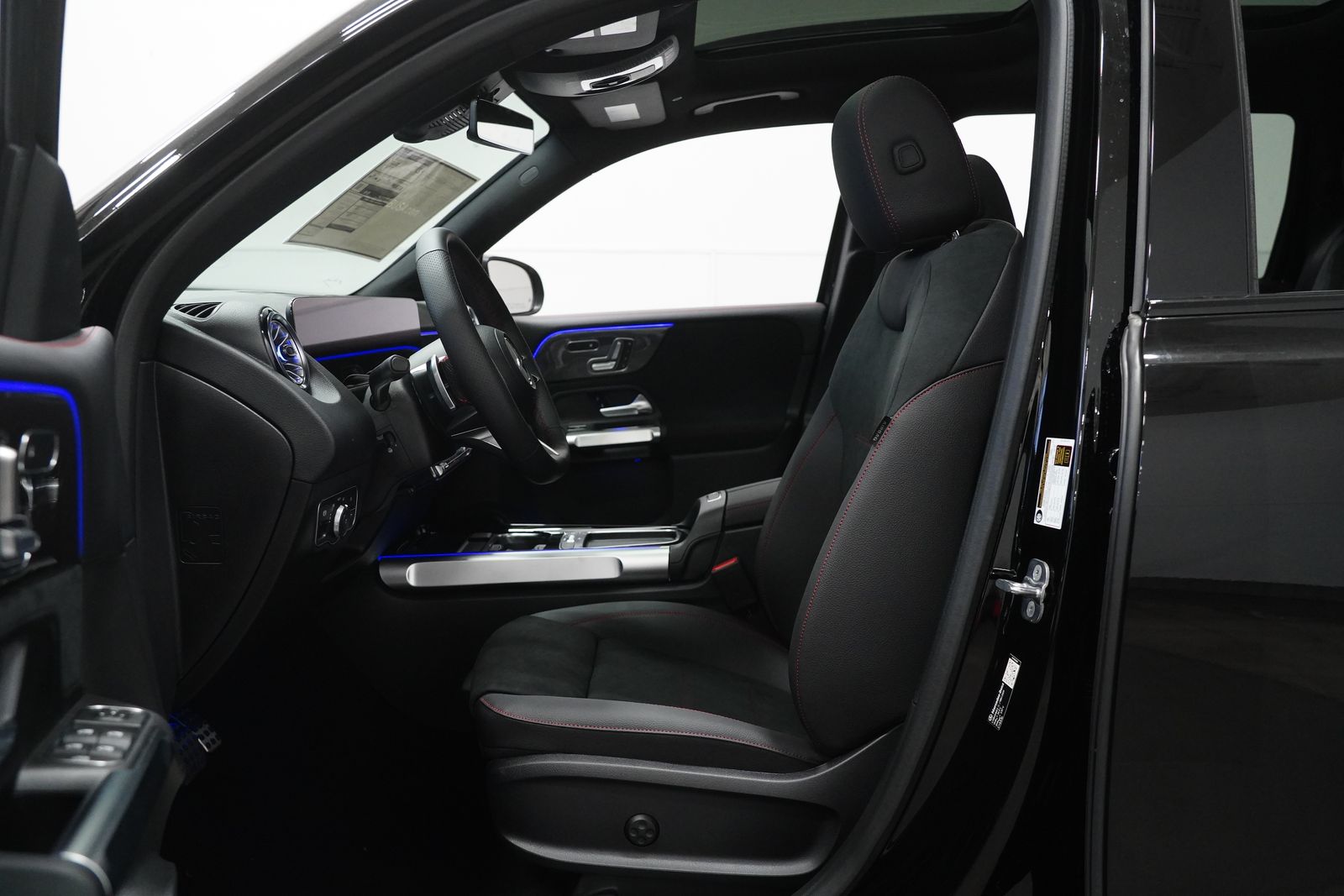 2026 Mercedes Benz GLB 250 4MATIC photo 2